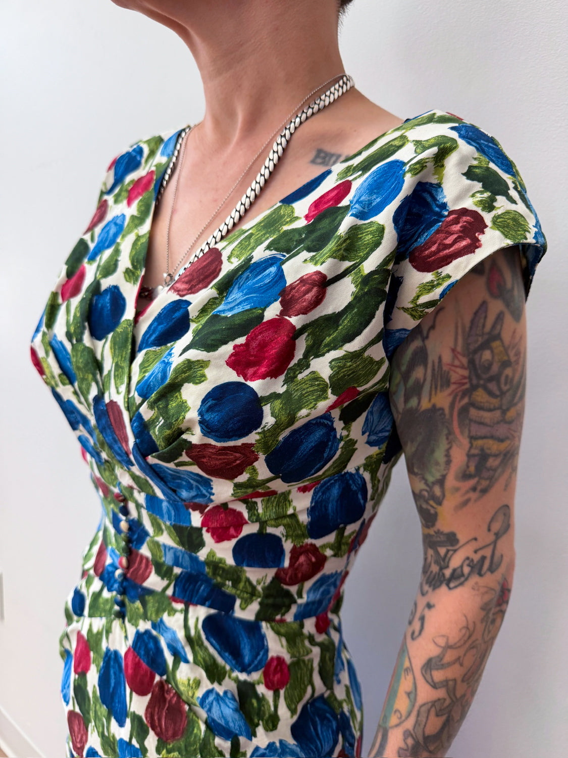 1950s Vintage Painted Tulips Print Wiggle Cocktail Party Dress