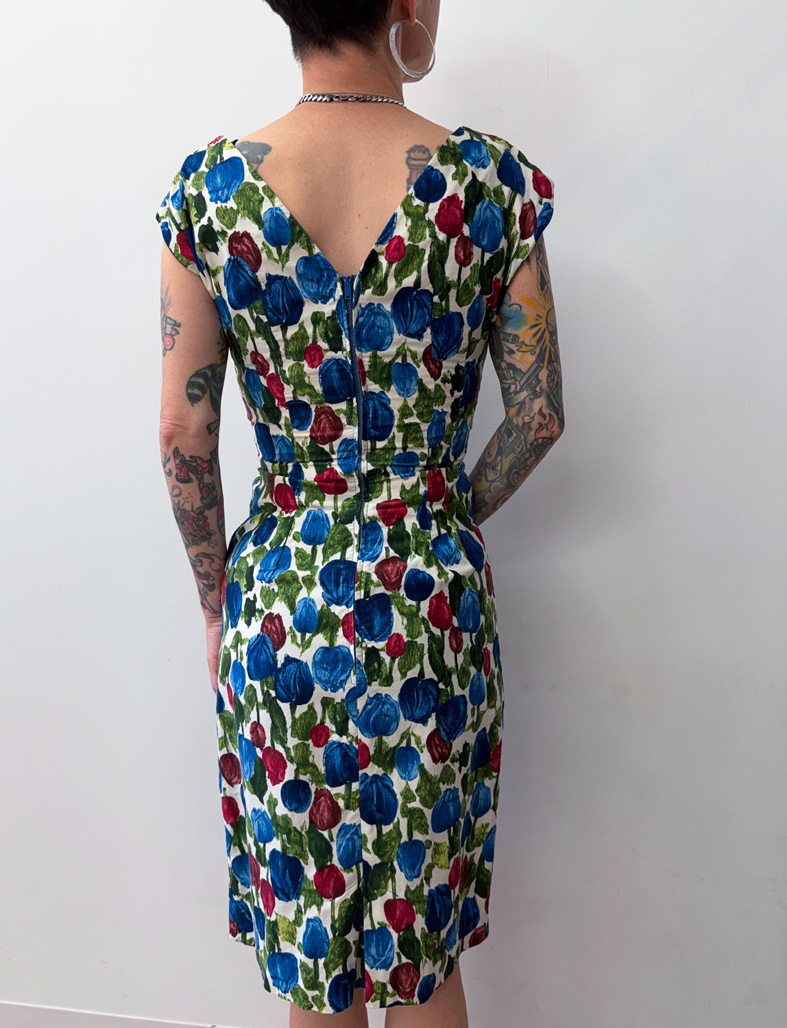 1950s Vintage Painted Tulips Print Wiggle Cocktail Party Dress