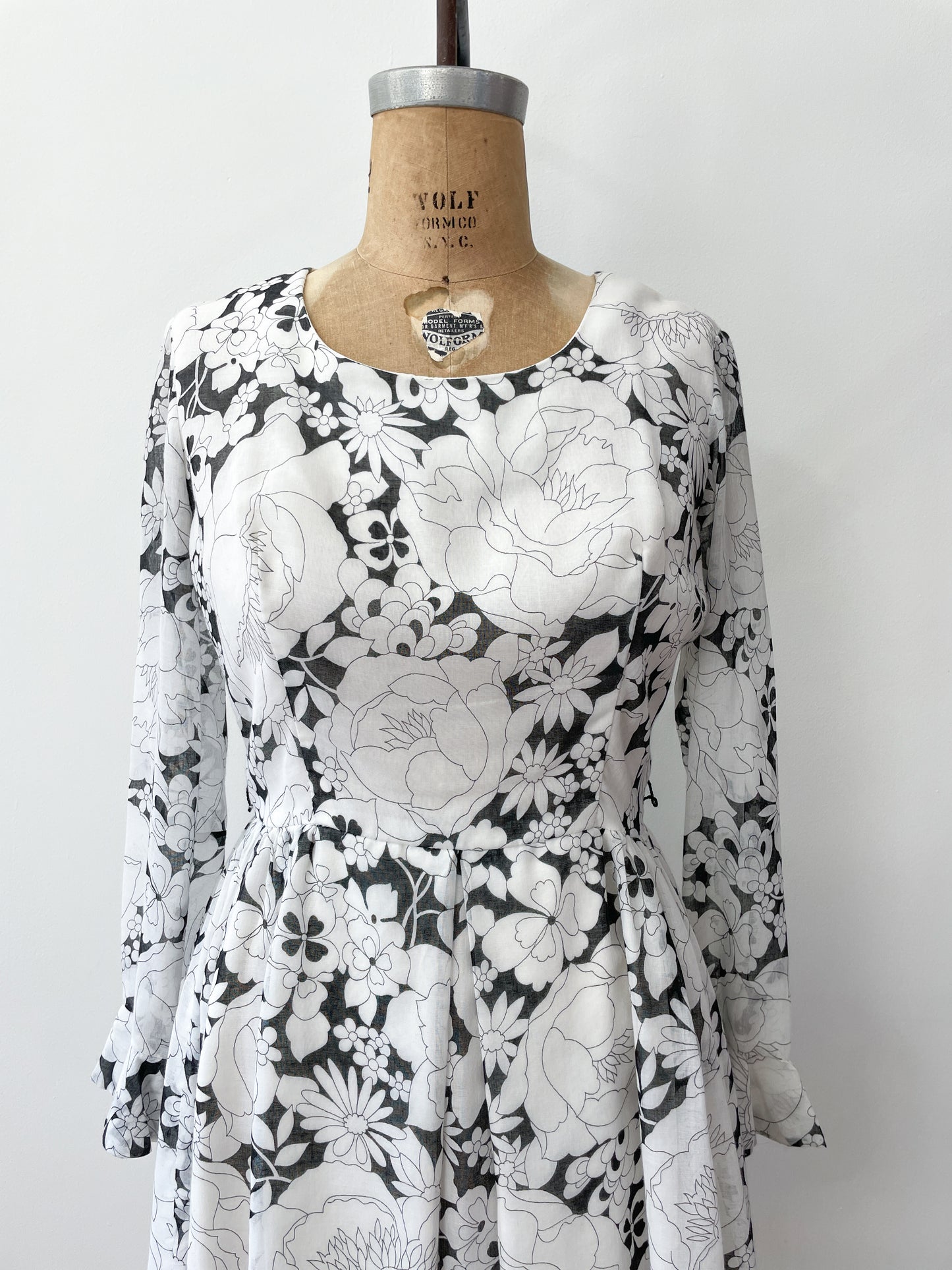 1960s Vintage Tulip Sleeve Mod Floral Dress