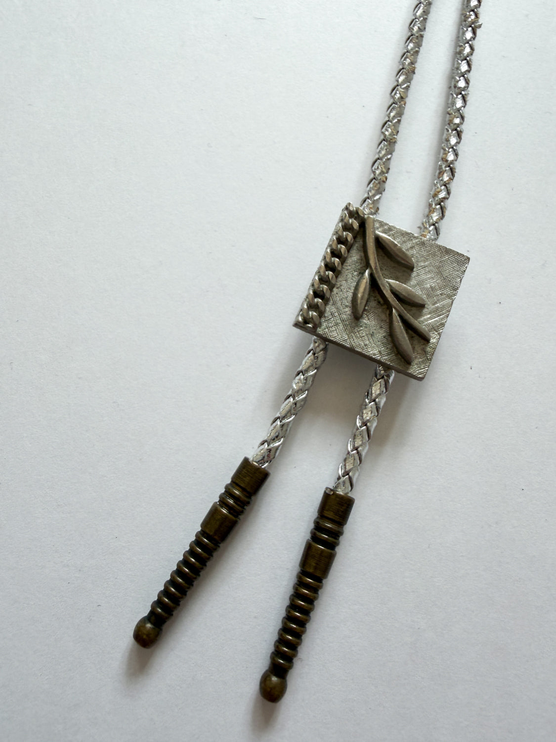 1970s Vintage Silver-Toned Metallic Leaf Vine Bolo Tie