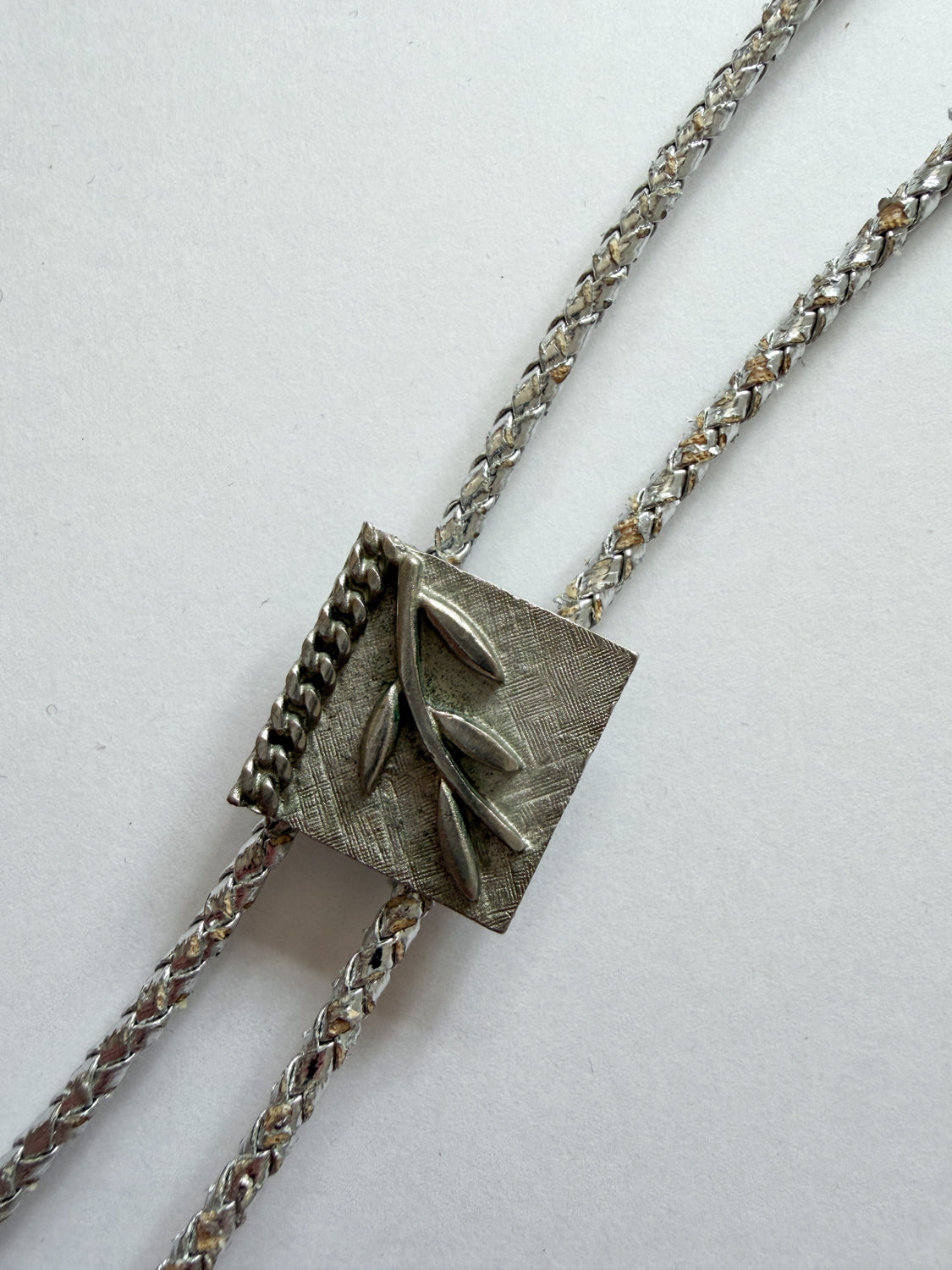 1970s Vintage Silver-Toned Metallic Leaf Vine Bolo Tie
