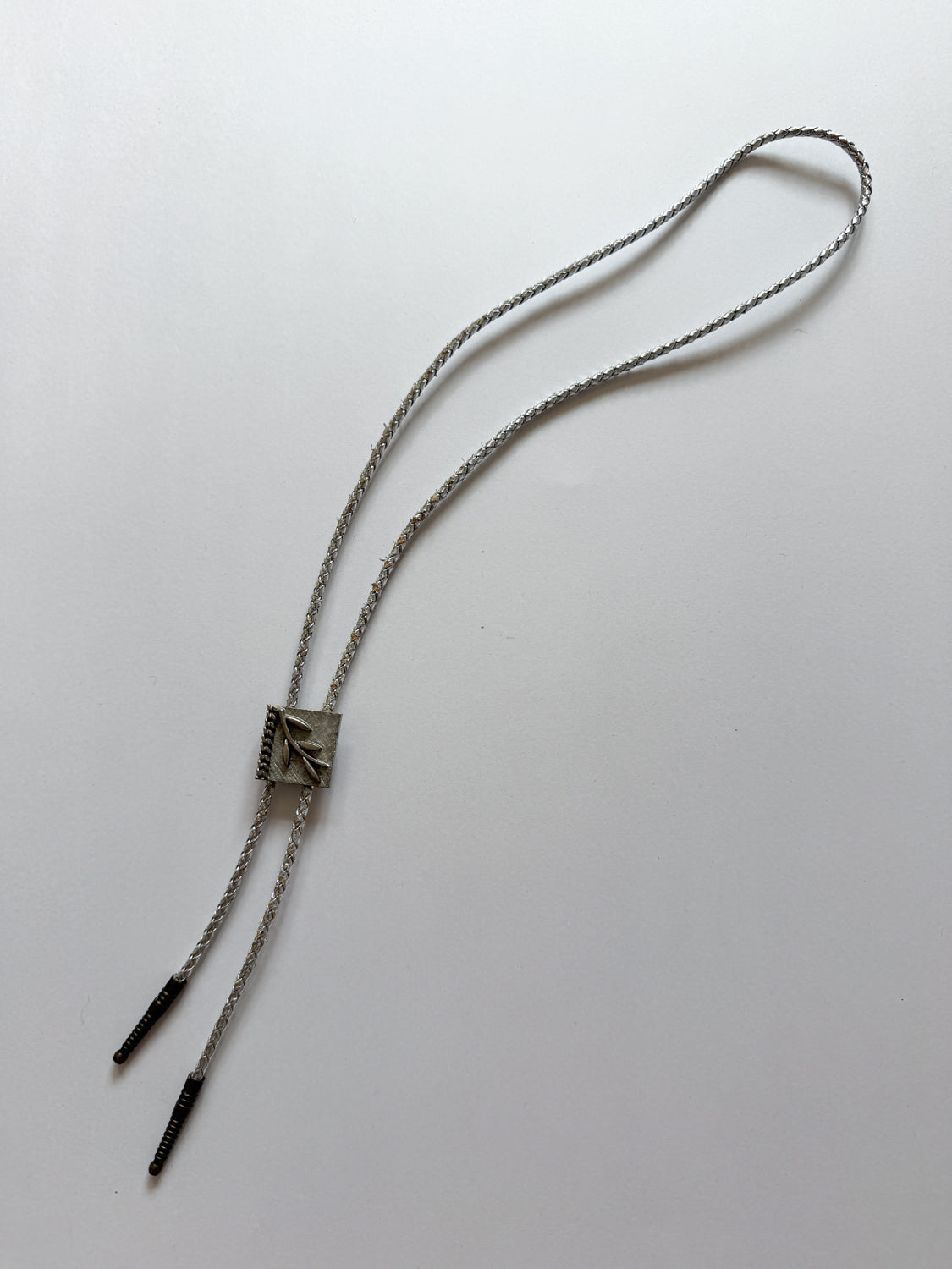 1970s Vintage Silver-Toned Metallic Leaf Vine Bolo Tie