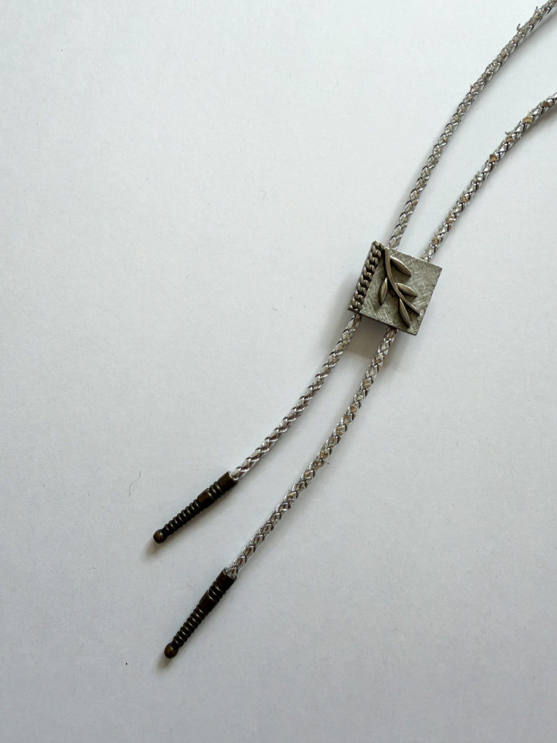 1970s Vintage Silver-Toned Metallic Leaf Vine Bolo Tie