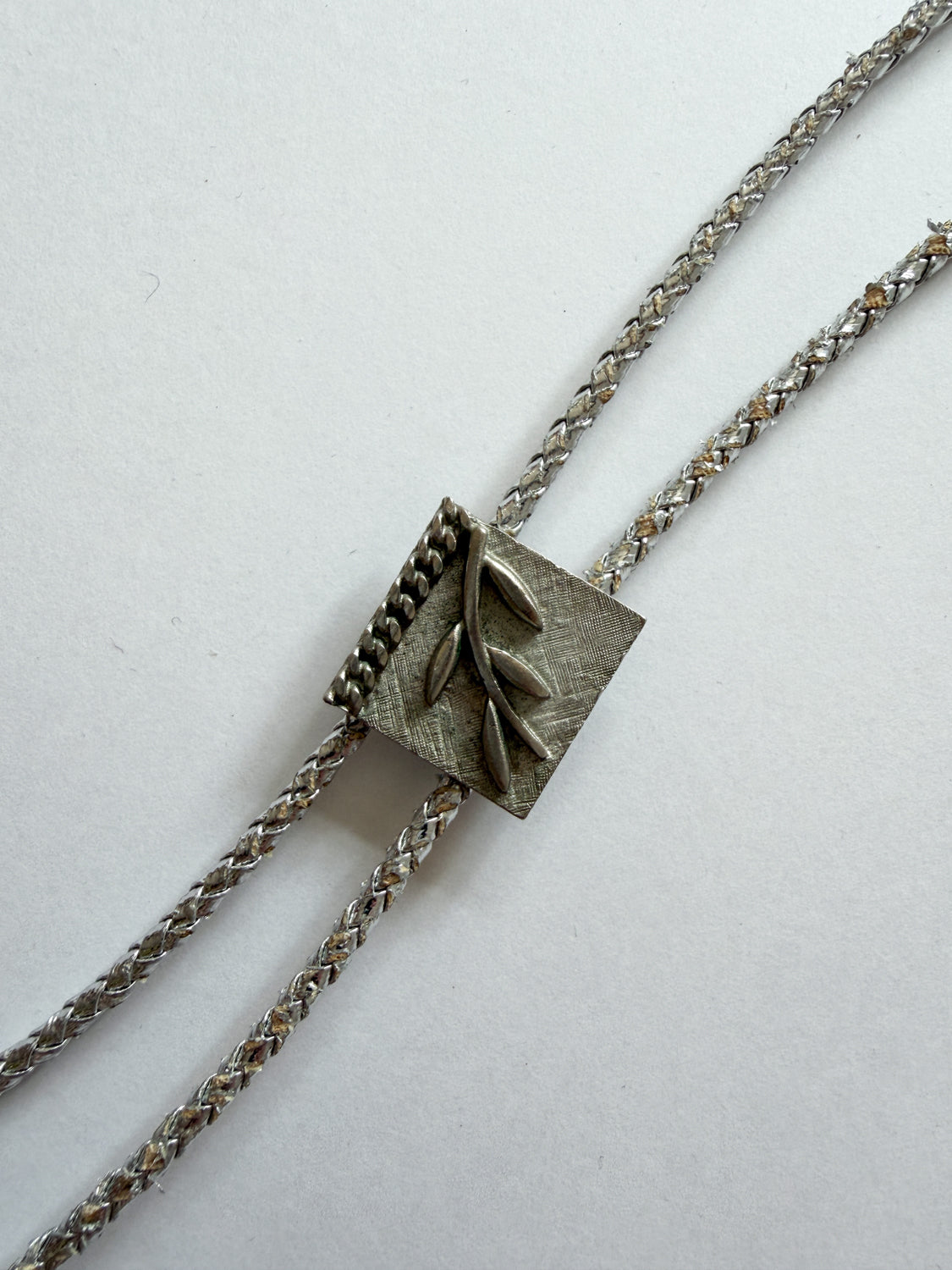 1970s Vintage Silver-Toned Metallic Leaf Vine Bolo Tie