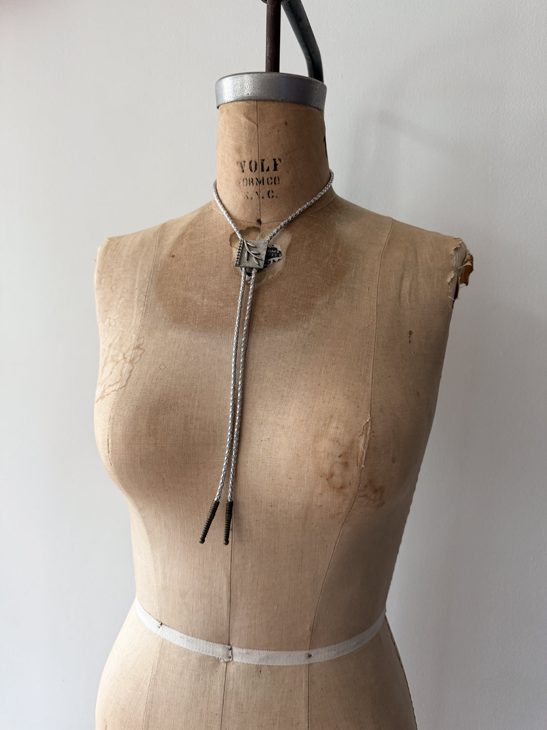 1970s Vintage Silver-Toned Metallic Leaf Vine Bolo Tie
