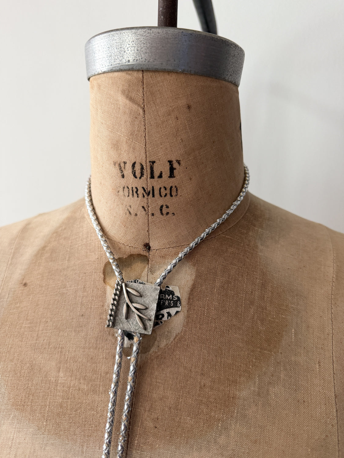 1970s Vintage Silver-Toned Metallic Leaf Vine Bolo Tie