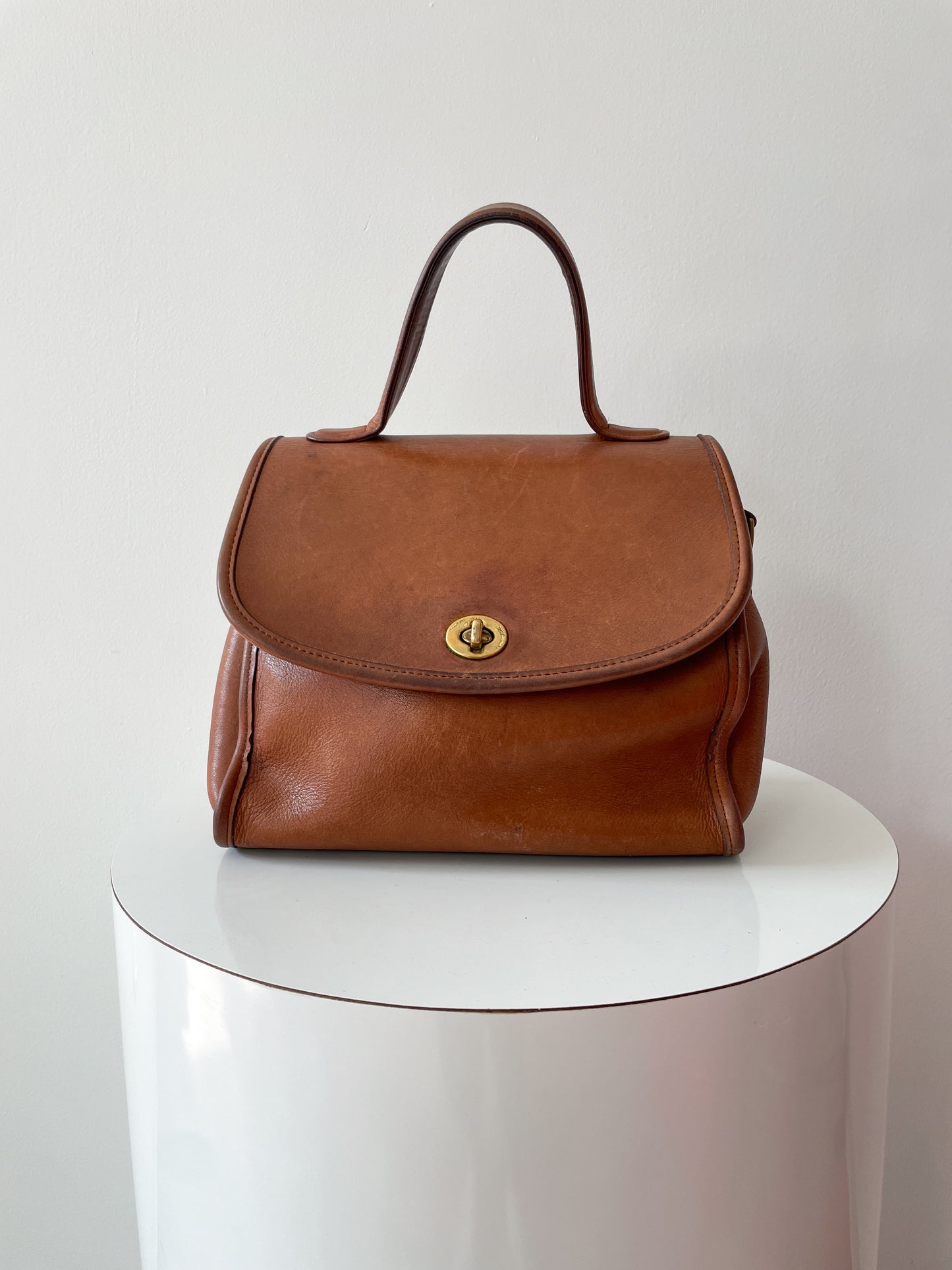 1990s Vintage COACH Manor Leather 9977 Handbag in British Tan